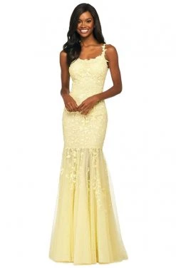 Sherri Hill - 53723 Plunging Scooped Back Fitted Lace Dress